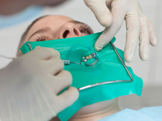 Buon prezzo Strati di gomma materiali della diga del lattice del divaricatore dentario puro dentario della diga in linea