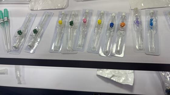 Buon prezzo Cannula IV monouso con design ad ali, misure 14G-26G e PVC biocompatibile per un inserimento sicuro in linea
