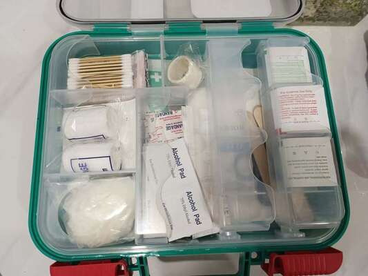 Buon prezzo Kit di pronto soccorso da 326 pezzi ANSI/ISEA Z308.1-2015 Classe A/B Registrato FDA in linea